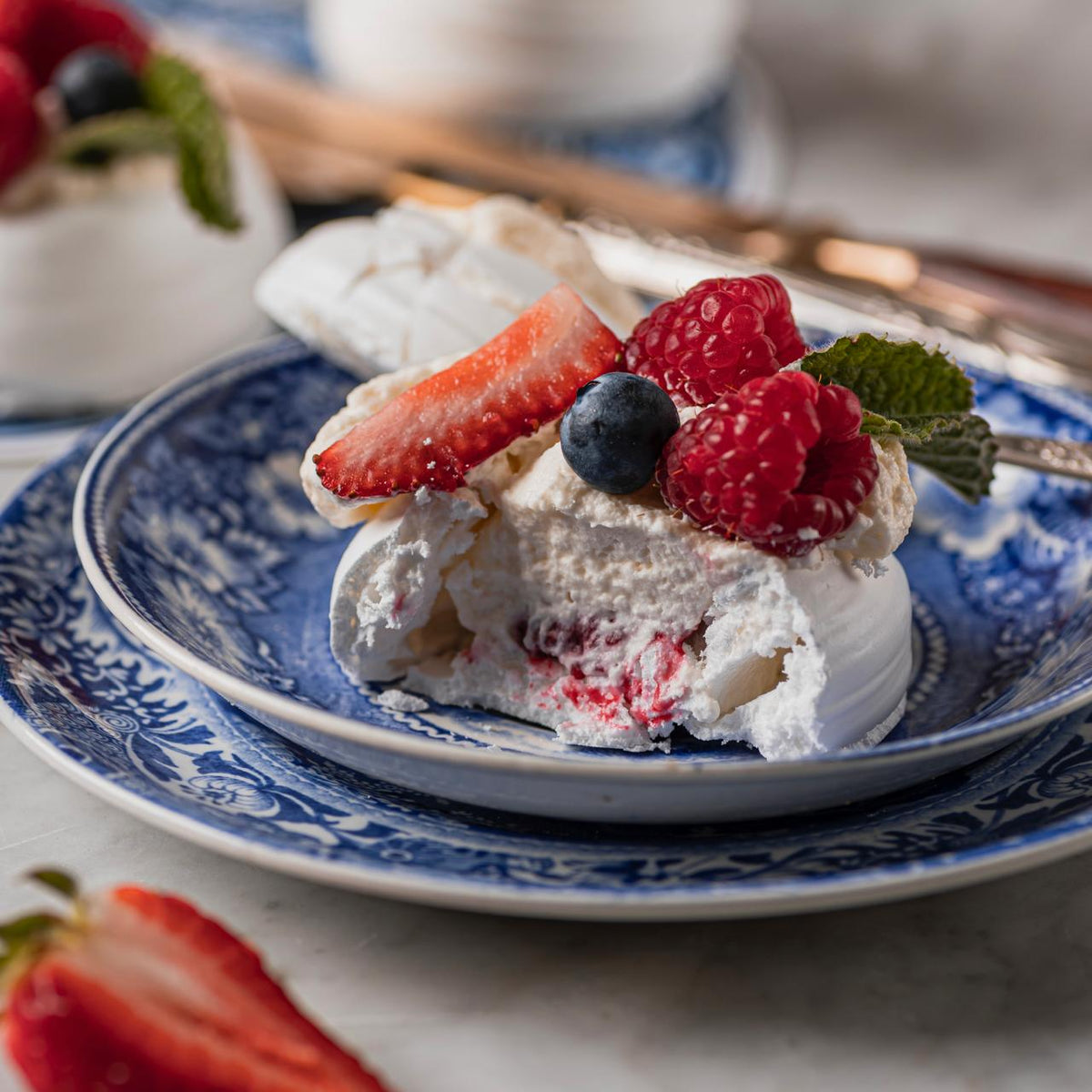Corona de adviento de pavlova con berries